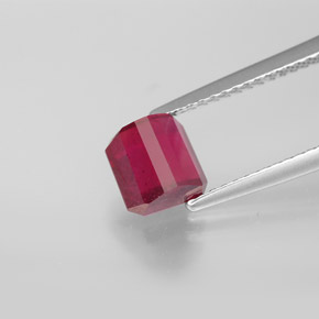 Rubis rouge naturelle taille émeraude, 1,86 ct, SI