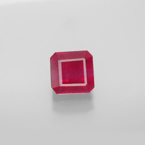 Rubis rouge naturelle taille émeraude, 1,77 ct, SI