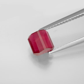 Rubis rouge naturelle taille émeraude, 1,77 ct, SI