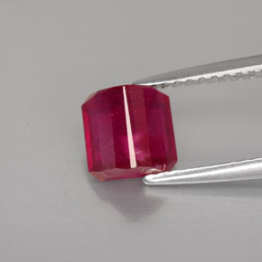 Rubis rouge naturelle taille émeraude, 1,72 ct, SI