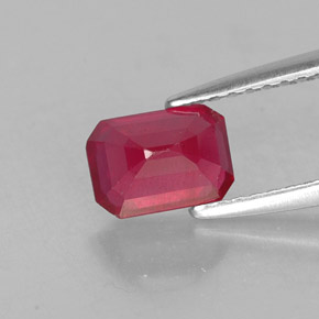 Rubis rouge naturelle taille émeraude, 1,30 ct, VS-SI