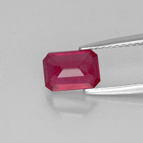 Rubis rouge naturelle taille émeraude, 1,37 ct, VS-SI