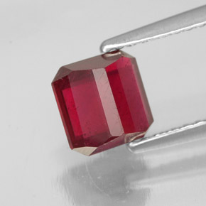 Rubis rouge naturelle taille émeraude, 1,68 ct, SI