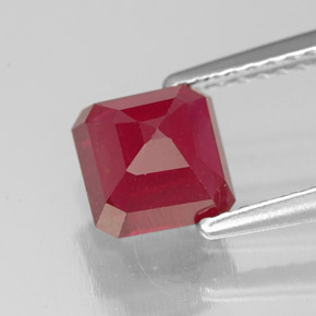 Rubis rouge naturelle taille émeraude, 1,90 ct, SI