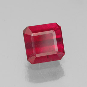 Rubis rouge naturelle taille émeraude, 1,60 ct, SI