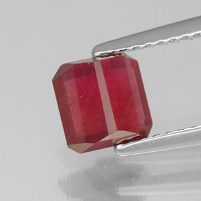 Rubis rouge naturelle taille émeraude, 1,60 ct, SI