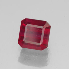 Rubis rouge naturelle taille émeraude, 1,74 ct, SI