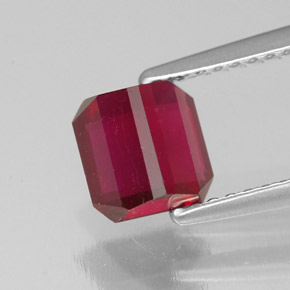 Rubis rouge naturelle taille émeraude, 1,74 ct, SI