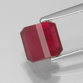 Rubis rouge naturelle taille émeraude, 2,10 ct, SI
