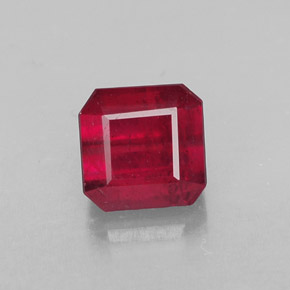 Rubis rouge naturelle taille émeraude, 1,79 ct, SI