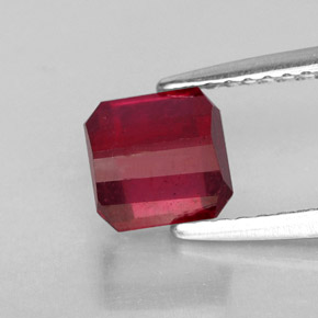 Rubis rouge naturelle taille émeraude, 1,79 ct, SI