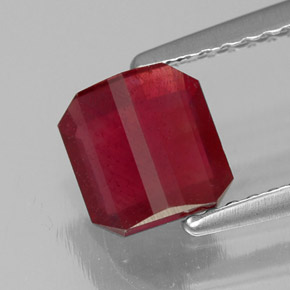 Rubis rouge naturelle taille émeraude, 1,47 ct, SI