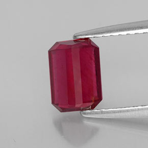 Rubis rouge naturelle taille émeraude, 1,48 ct, SI