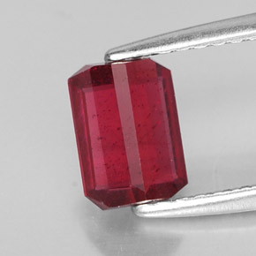 Rubis rouge naturelle taille émeraude, 1,30 ct, SI