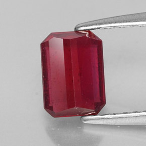 Rubis rouge naturelle taille émeraude, 1,53 ct, SI