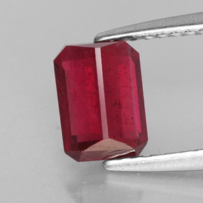 Rubis rouge naturelle taille émeraude, 1,60 ct, SI