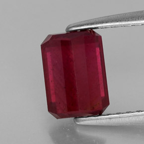 Rubis rouge naturelle taille émeraude, 1,70 ct, SI