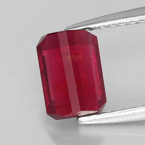 Rubis rouge naturelle taille émeraude, 1,59 ct, SI