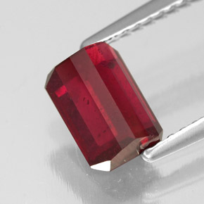 Rubis rouge naturelle taille émeraude, 1,78 ct, SI