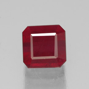 Rubis rouge naturelle taille émeraude, 1,75 ct, SI