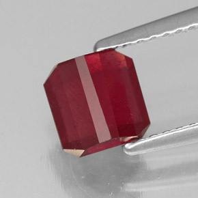 Rubis rouge naturelle taille émeraude, 1,75 ct, SI