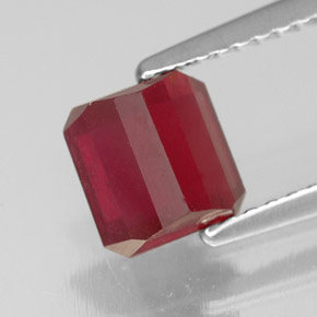 Rubis rouge naturelle taille émeraude, 1,92 ct, SI