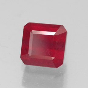 Rubis rouge naturelle taille émeraude, 1,92 ct, SI