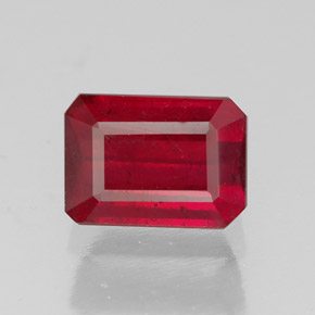 Rubis rouge naturelle taille émeraude, 1,69 ct, SI