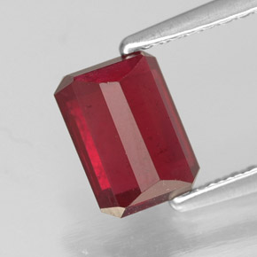 Rubis rouge naturelle taille émeraude, 1,69 ct, SI