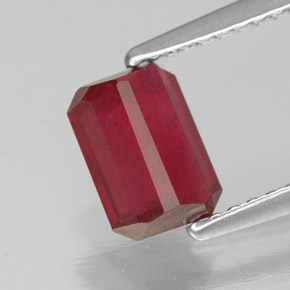 Rubis rouge naturelle taille émeraude, 1,48 ct, SI