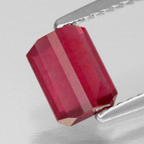 Rubis rouge naturelle taille émeraude, 1,69 ct, SI