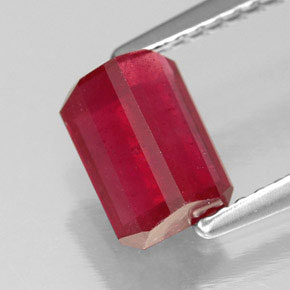 Rubis rouge naturelle taille émeraude, 1,73 ct, SI