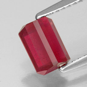 Rubis rouge naturelle taille émeraude, 1,56 ct, SI