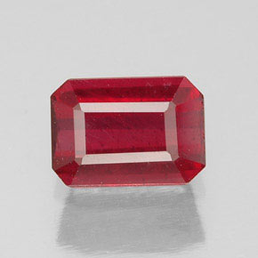 Rubis rouge naturelle taille émeraude, 1,31 ct, SI