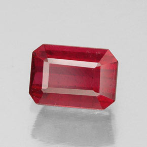 Rubis rouge naturelle taille émeraude, 1,31 ct, SI