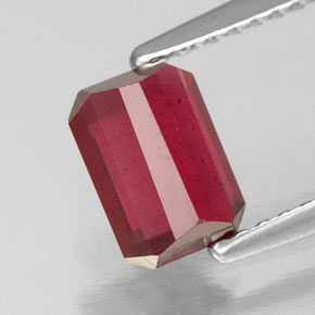 Rubis rouge naturelle taille émeraude, 1,31 ct, SI