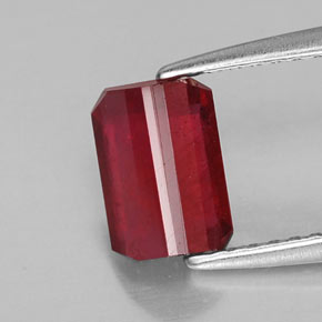 Rubis rouge naturelle taille émeraude, 1,43 ct, SI