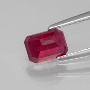 Rubis rouge naturelle taille émeraude, 1,69 ct, SI
