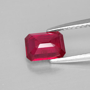 Rubis rouge naturelle taille émeraude, 1,32 ct, SI
