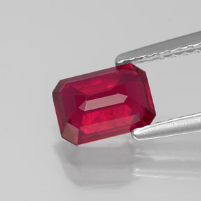 Rubis rouge naturelle taille émeraude, 1,38 ct, VS-SI