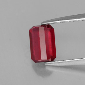 Rubis rouge naturelle taille émeraude, 1,18 ct, SI