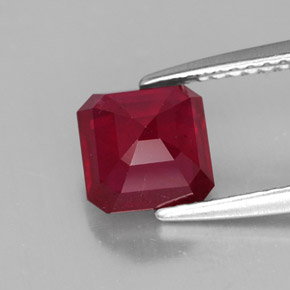 Rubis rouge naturelle taille émeraude, 1,96 ct, SI