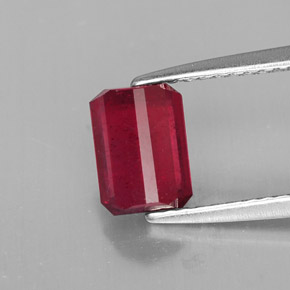Rubis rouge naturelle taille émeraude, 1,57 ct, SI