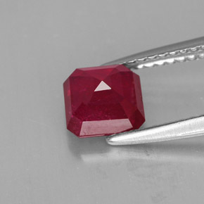 Rubis rouge naturelle taille émeraude, 1,58 ct, SI