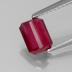 Rubis rouge naturelle taille émeraude, 1,34 ct, SI