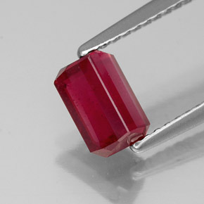 Rubis rouge naturelle taille émeraude, 1,32 ct, SI