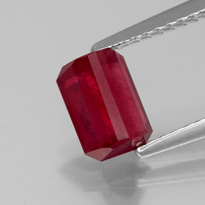 Rubis rouge naturelle taille émeraude, 1,56 ct, SI