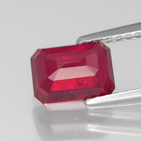 Rubis rouge naturelle taille émeraude, 1,76 ct, SI