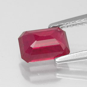 Rubis rouge naturelle taille émeraude, 1,40 ct, SI