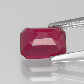Rubis rouge naturelle taille émeraude, 1,39 ct, SI